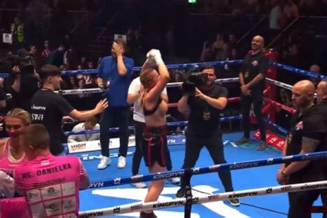 boxer flash crowd|Boxing: Daniella Hemsley flashes crowd after Kingpyn。